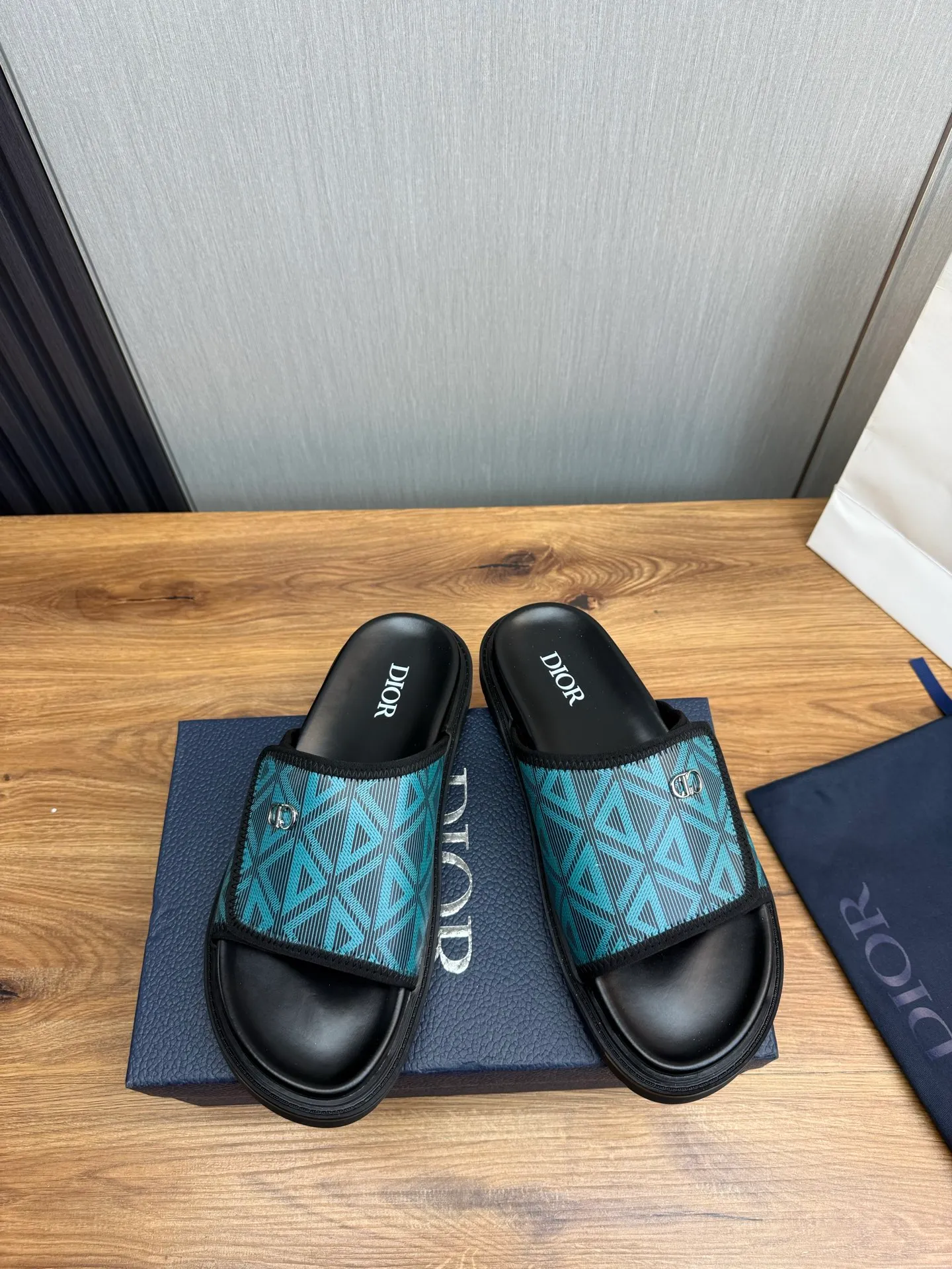Men's shoes 💰320💰 Dior. Popular slippers hot sale 🔥 Available all year round ✅ Original original material 🩴 SIZE: 38-46 (45.46 non-refundable)